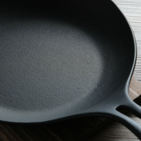 岩鋳 オムレット 鍋敷き＋シリコングリップつきセット 鉄フライパン スキレット 南部鉄器 iwachu - フライパン専門店 鐵兎堂-TETTODO-