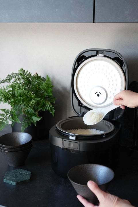 【★レビュー特典付き】コレール 炊飯器 5合炊き フッ素不使用 CORELLE 正規品 フッ素フリー PFOA PFASフリー 炊飯ジャー 5合 安心 安全 鉄釜 ノンフッ素 予約販売 レビュー特典付 ドウシシャ ブラック 05115784 おしゃれ シンプル 離乳食 健康 炊き出し 5合 - フライパン専門店 鐵兎堂-TETTODO-