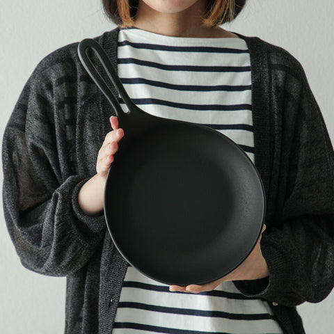 岩鋳 オムレット 鍋敷き＋シリコングリップつきセット 鉄フライパン スキレット 南部鉄器 iwachu - フライパン専門店 鐵兎堂-TETTODO-