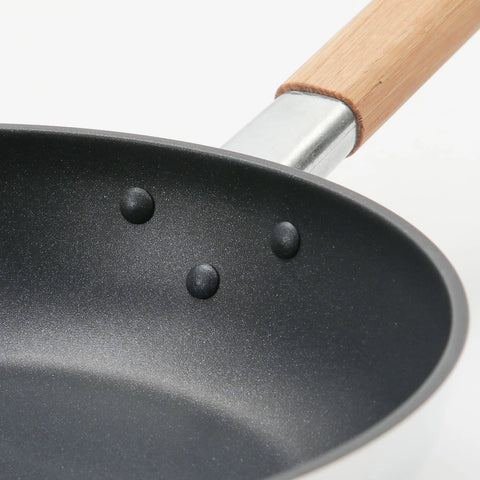 ambai フライパン 28cm 木製ハンドル ウッドハンドル 日本製 あんばい コーティング フライパン くっつかない こびりつきにくい 小泉誠 北欧スタイル 軽量 軽い - フライパン専門店 鐵兎堂-TETTODO-