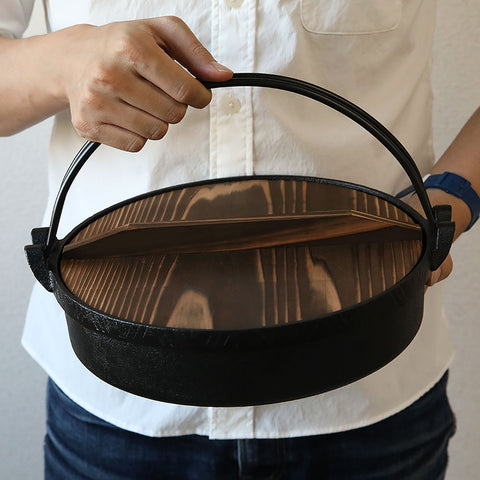 【い草の鍋敷きプレゼント】 池永鉄工 すきやき鍋 26cm 木蓋付き いろどり IH対応 南部鉄器 - フライパン専門店 鐵兎堂-TETTODO-