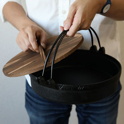 【い草の鍋敷きプレゼント】 池永鉄工 すきやき鍋 26cm 木蓋付き いろどり IH対応 南部鉄器 - フライパン専門店 鐵兎堂-TETTODO-