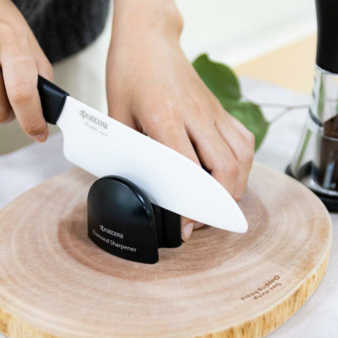 京セラ ダイヤモンドロールシャープナー 両刃 包丁砥ぎ器 セラミック対応 ステンレス 鋼 チタン ダイヤモンド砥ぎ 石 日本製 丸洗いOK セラミック刃 京セラ キッチンナイフ用シャープナー DS20S - フライパン専門店 鐵兎堂-TETTODO-