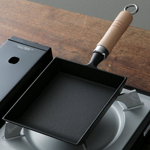 南部鉄器 卵焼き器 木柄 木蓋付セット 鉄分摂取 鋳物 日本製 岩鋳 Iwachu ブラック 黒 ガス火対応 IH対応 たまご焼き用フライパン エッグパン 出汁巻き卵 24017 PFAS PFOAフリー xmas - フライパン専門店 鐵兎堂-TETTODO-